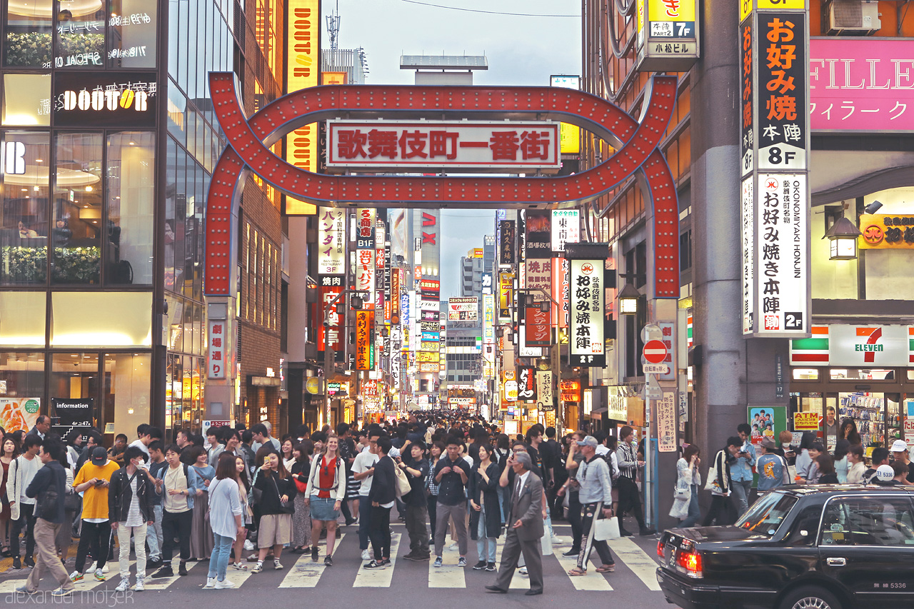 Okonomi Foto von Tausende Neonschilder erleuchten die Straßen von Akihabara