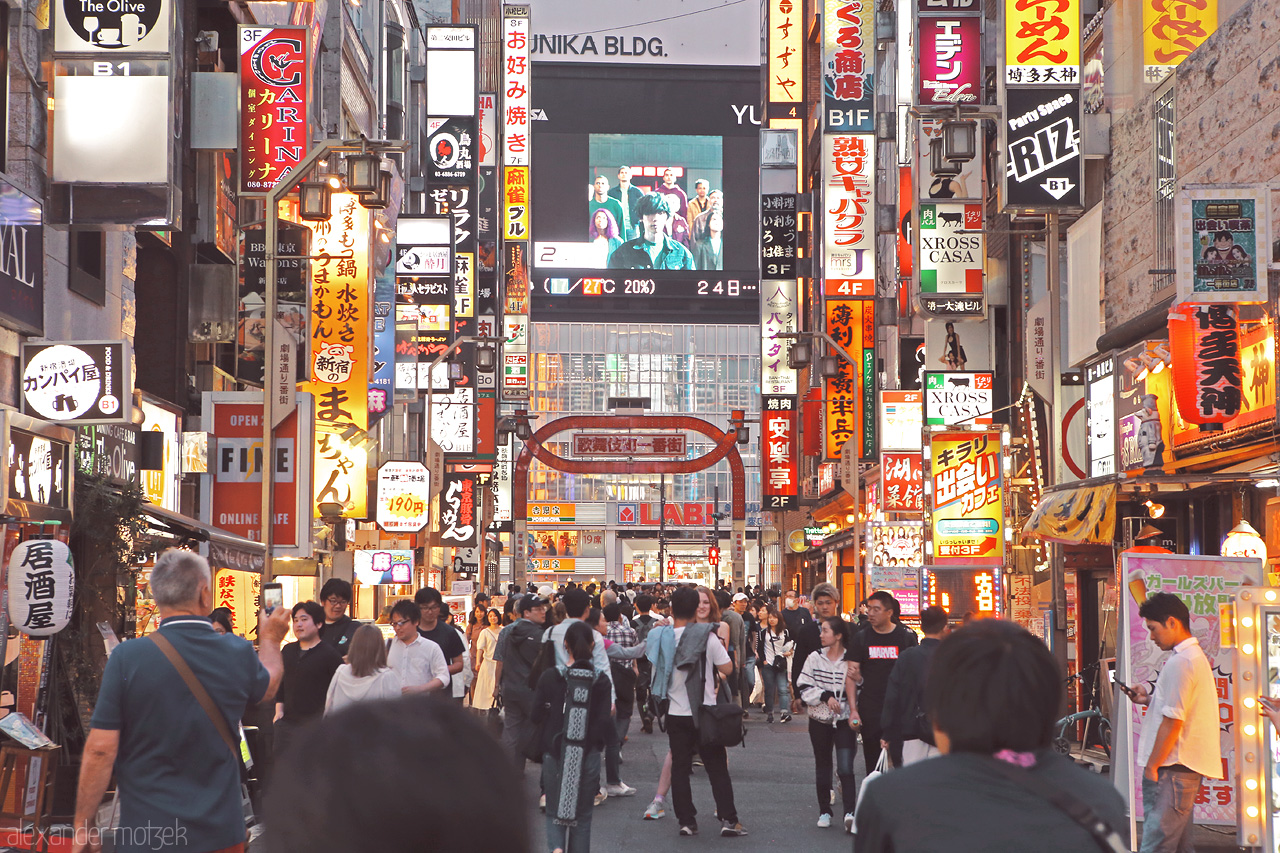 Unika Foto von Tausende Neonschilder erleuchten die Straßen von Akihabara
