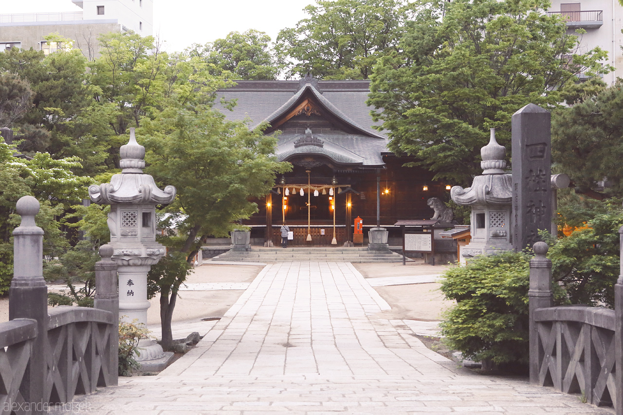 Matsumoto Foto von Tempel in Matsumoto in den Abendstunden