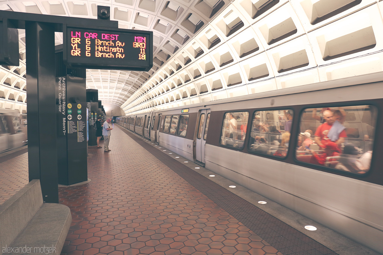 Capitol Currents Foto von The bustling heart of D.C., capturing the sleek movements of the Washington Metro as passengers commute through iconic architecture.