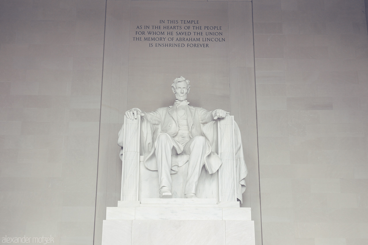 Marble Majesty Foto von The iconic Lincoln Memorial in Washington, D.C. stands as a testament to unity and freedom.