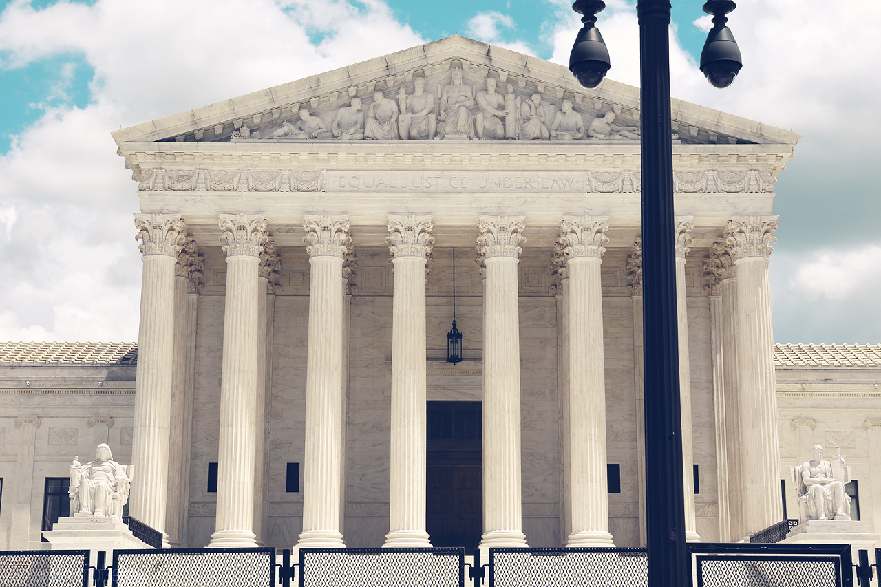Columns of Justice Foto von The iconic façade of the U.S. Supreme Court in Washington, D.C., showcasing its grand marble columns under a bright sky.