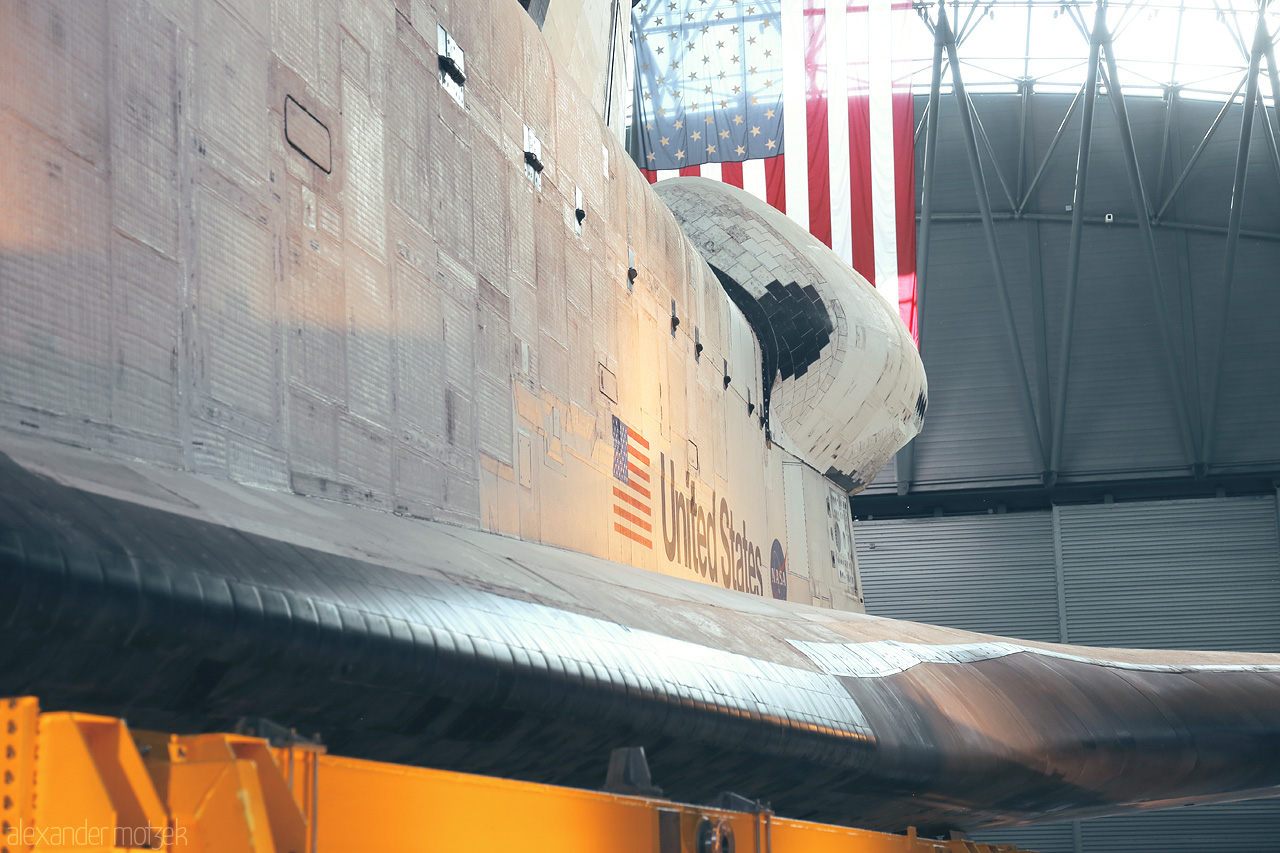 Cosmic Wingspan Foto von The iconic space shuttle at Steven F. Udvar-Hazy Center, with its wings stretching beneath the vast atrium.