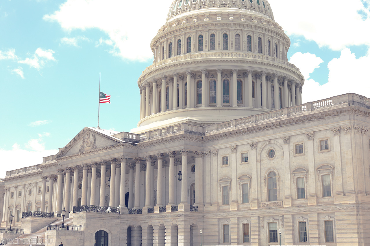 Monumental Reverence Foto von The majestic U.S. Capitol stands proud under a tranquil sky in Washington, D.C., symbolizing democracy and history in timeless elegance.