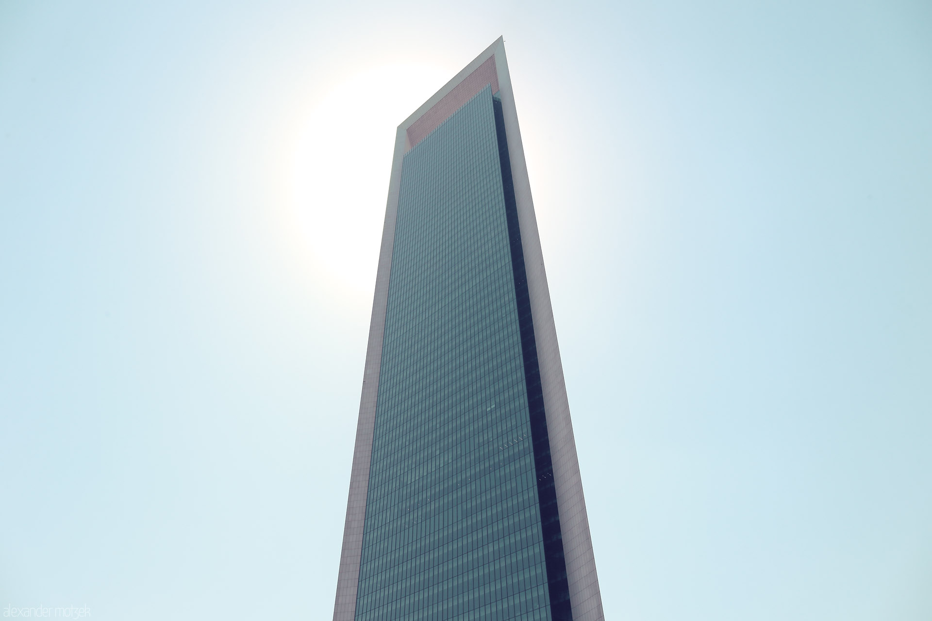 Noor Al Ras Foto von The sun crowns ADNOC HQ in Al Ras Al Akhdar, Abu Dhabi, capturing modern grandeur against a cloudless Gulf sky.