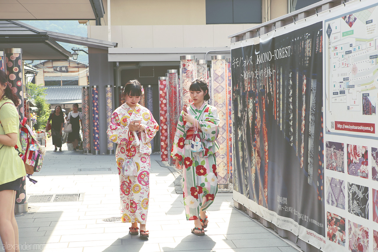 Kimono Foto von Touristen in traditionellen Kimonos gekleidet nahe des Kimono-Forest in Kyoto