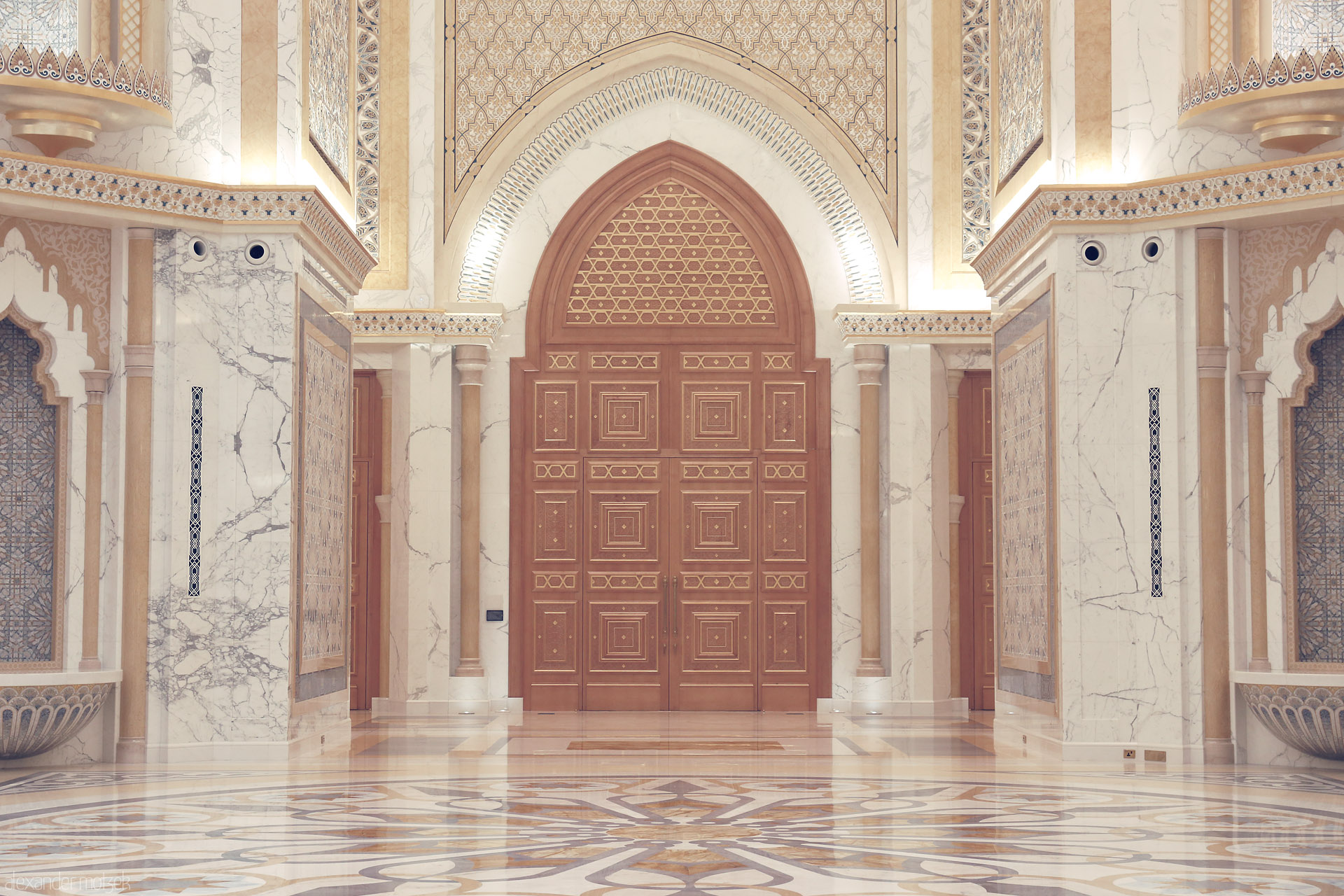 Foto von Opulent marble halls and ornate doors glow in Al Ras Al Akhdar, Abu Dhabi—where tradition meets grandeur in every detail.