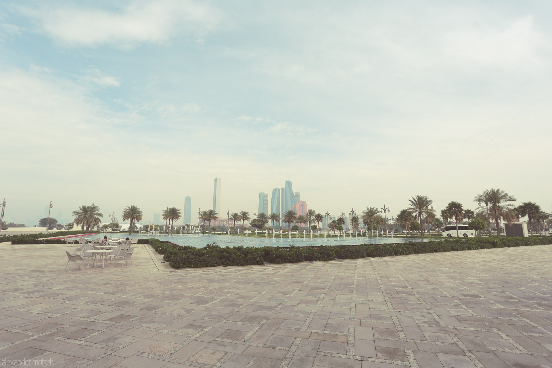 Foto von Palm-lined fountains meet Abu Dhabi’s skyline in Al Ras Al Akhdar, where calm meets cosmopolitan beneath a pastel Gulf sky.