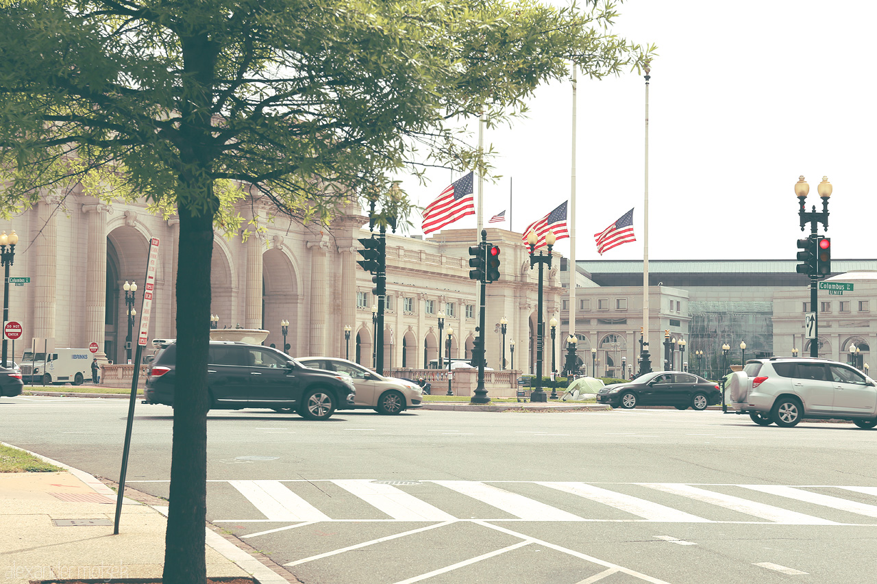District Rhythms Foto von Union Station stands proud as flags sway in Washington, DC, where history meets modern motion.