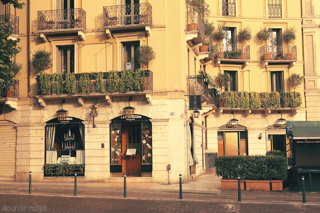 Foto von Golden hour in Verona, with historic facades and charming balconies, casting a warm glow on the timeless streets.