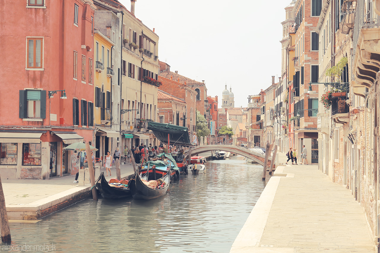 Foto von Gondolas glide on serene waters, embraced by the timeless charm of Venice's historic architecture.