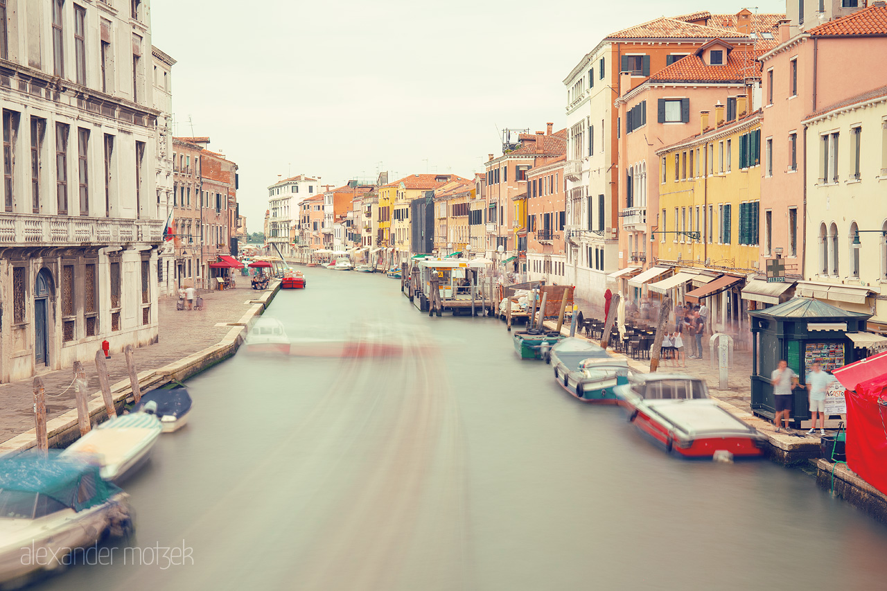 Venezia Allure Foto von Long-exposure captures the serene flow of Venice's canals, flanked by vibrant architecture and buzzing life.
