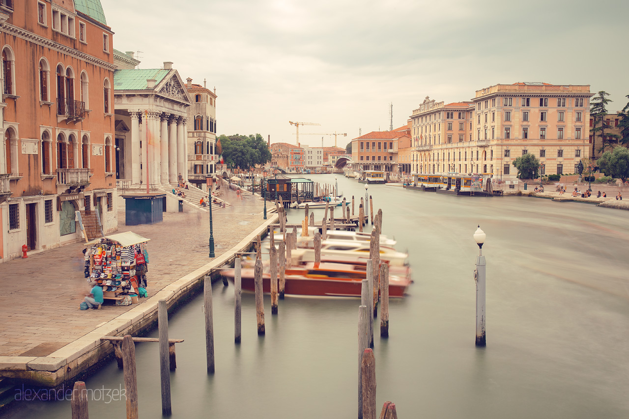 Foto von Pastel hues over Venice's Grand Canal, gondolas tethered to mossy poles, and timeworn facades whispering tales.