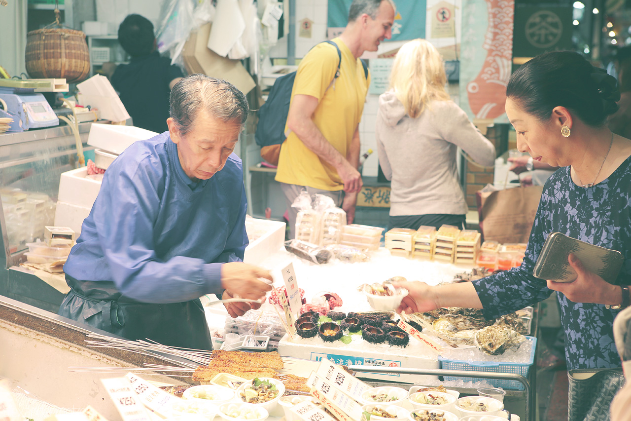 Nishiki Foto von Verkaufsstand für Meeresfrüchte und Seeigel auf dem Nishiki Markt
