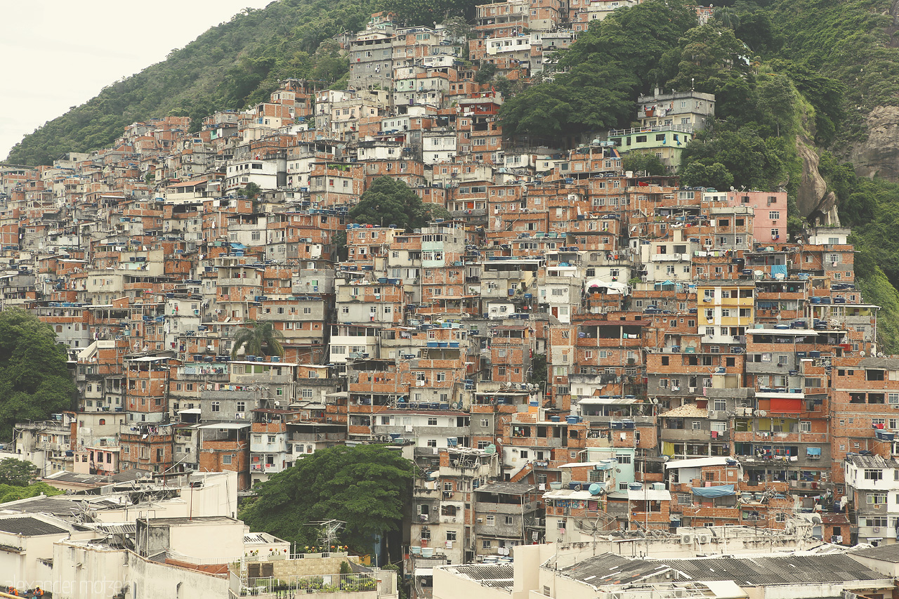 Vida no Morro Foto von Vibrant hues embrace the hillside in a bustling favela of Rio de Janeiro, Brazil, where life pulses in every colorful corner.