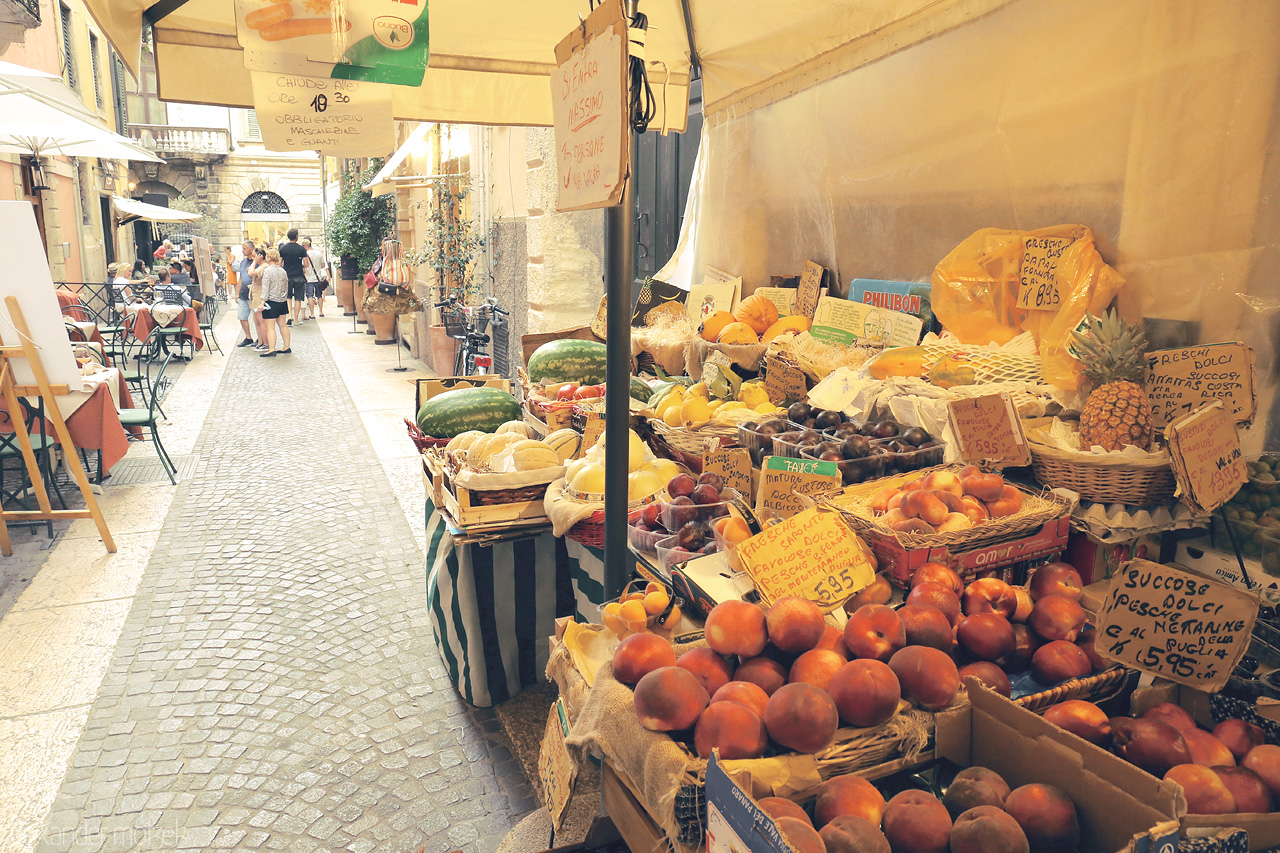 Rinascimento di Verona Foto von Vibrant market scene capturing the essence of Verona with fresh, colorful produce and busy locals.