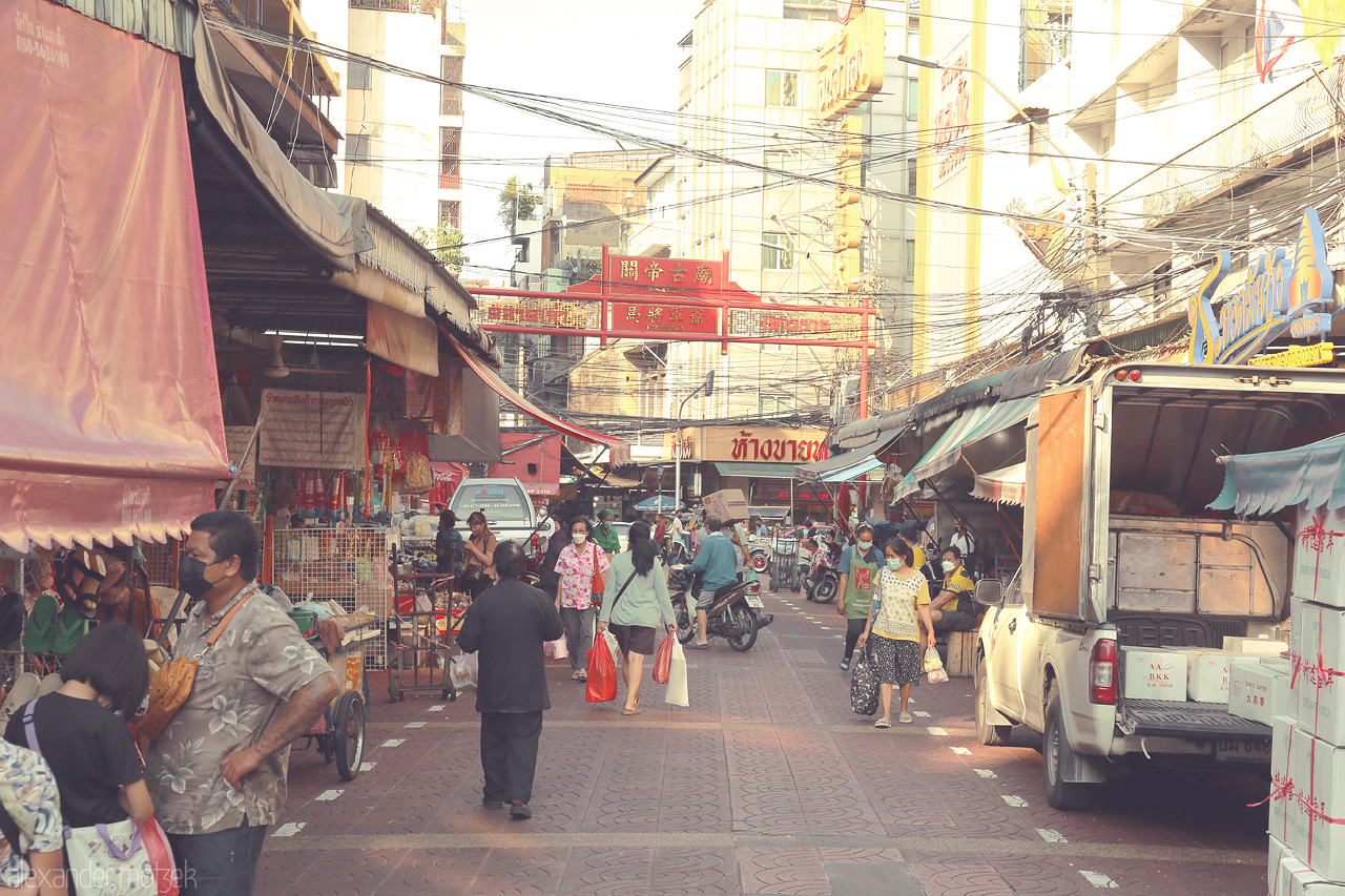 Soi Serendipity Foto von Vibrant morning in Chakkrawat, Bangkok showcasing bustling streets, lively market stalls, and a touch of local culture under a warm sun.