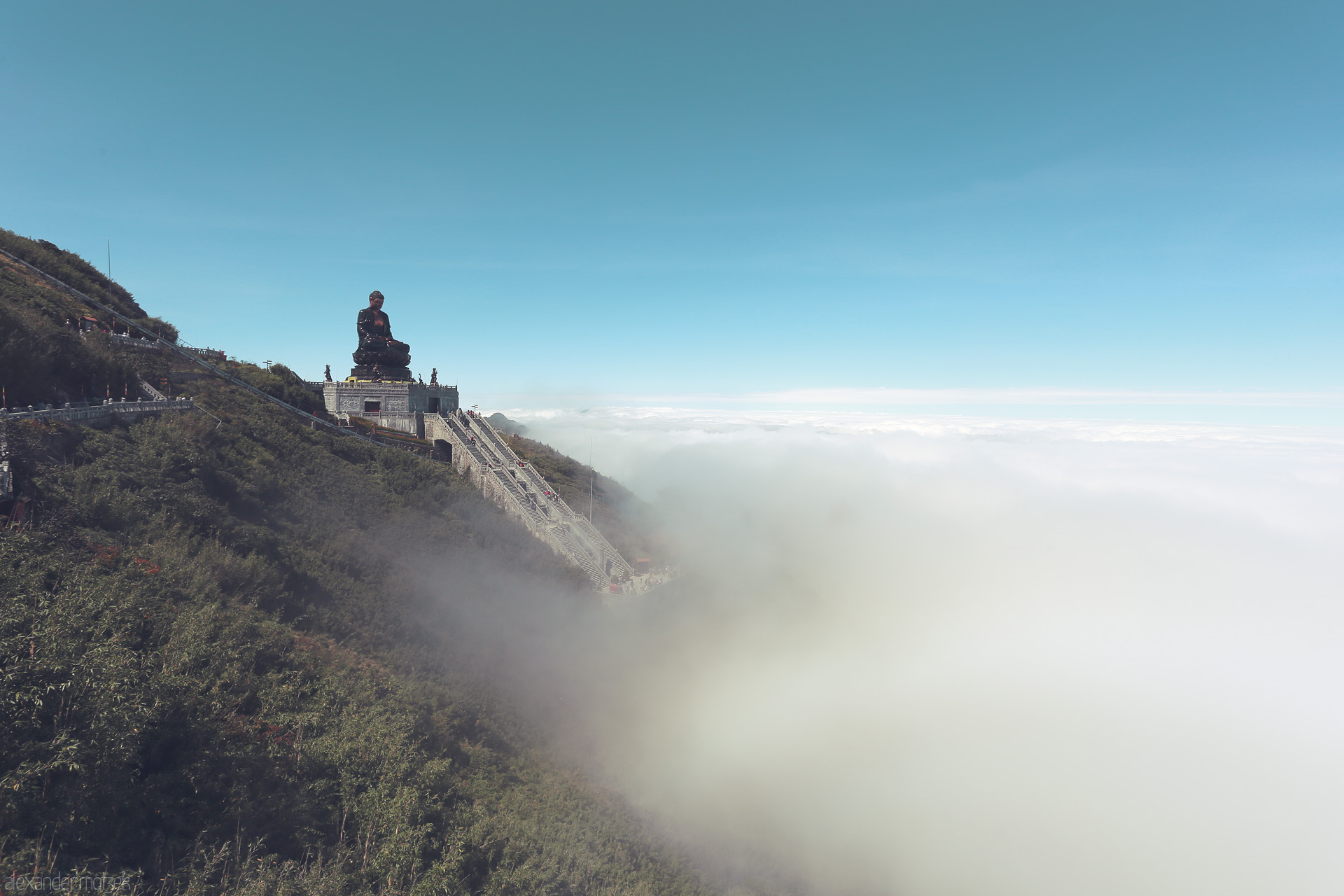 Zen Above the Clouds Foto von A majestic Buddha overlooks Fansipan’s misty summit, where sky meets earth in Sapa, Vietnam—peace rising above the clouds.