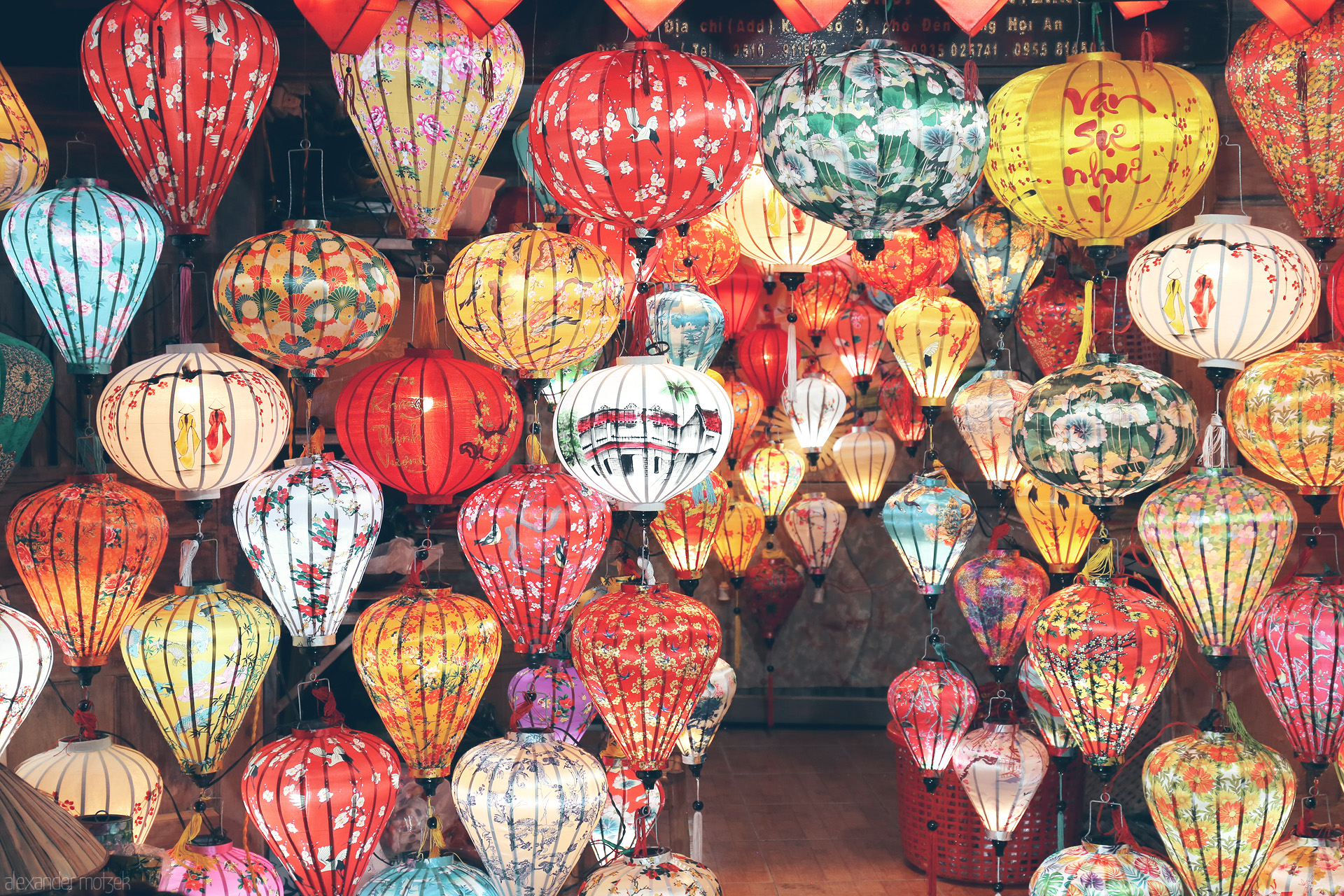An Hoi Glow Foto von A sea of vibrant lanterns (long dèn) glows in Hoi An, Vietnam, lighting up tradition in a tapestry of color and local artistry.