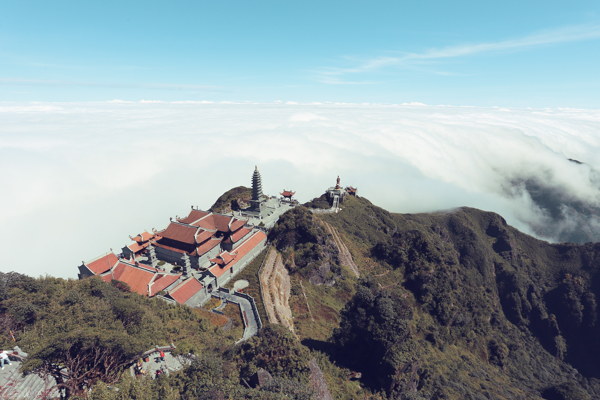 Pagoda Above the Clouds Foto von Ancient pagodas grace Fansipan's peak, floating above Sapa’s sea of clouds—Vietnam’s sacred roof touching the endless sky.