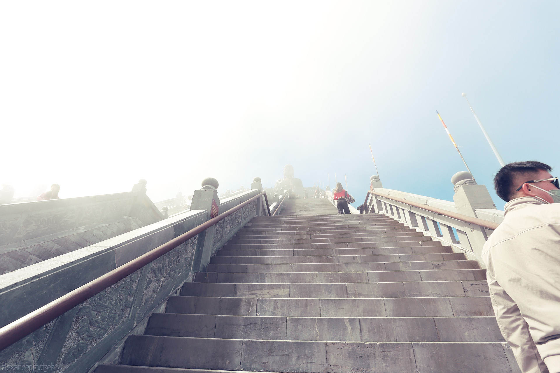 Cloudwalk of Fansipan Foto von Ascending the misty stone stairs of Fansipan, Sapa—where humans climb skyward through ethereal clouds in Vietnam's highlands.