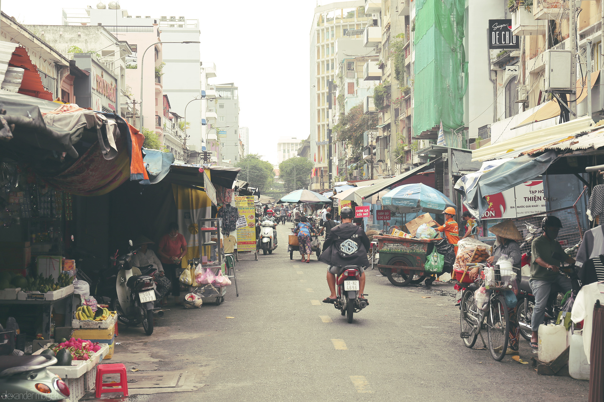 Oscillating Saigon Foto von Bustling market life in the heart of Saigon—vendors, scooters, and daily rhythm weave the soul of Ho Chi Minh City’s streets.