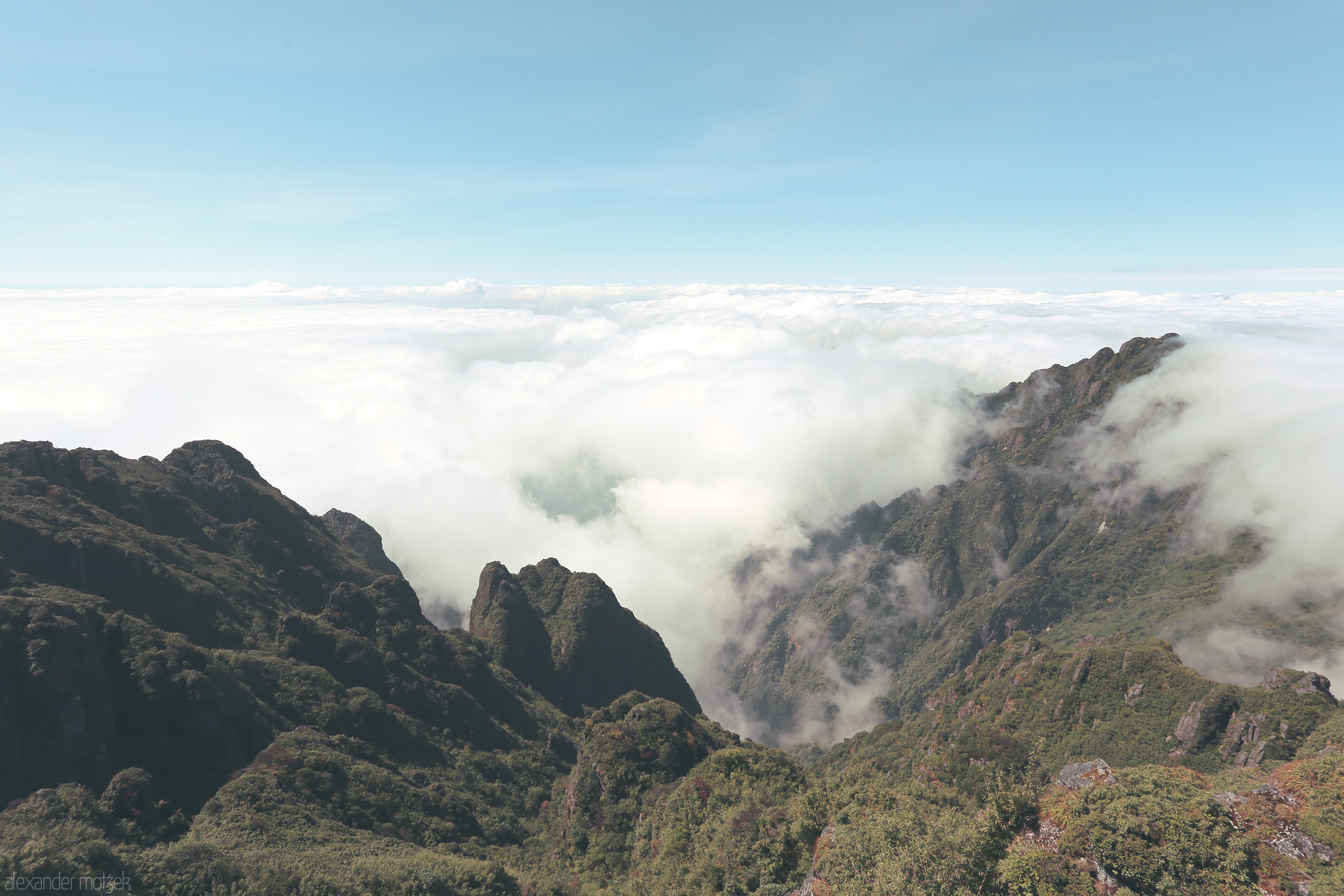 Fansipan’s Cloud Dance Foto von Clouds blanket Sapa’s Fansipan mountains, blending earth and sky in Vietnam’s northern highlands. A view above the world.