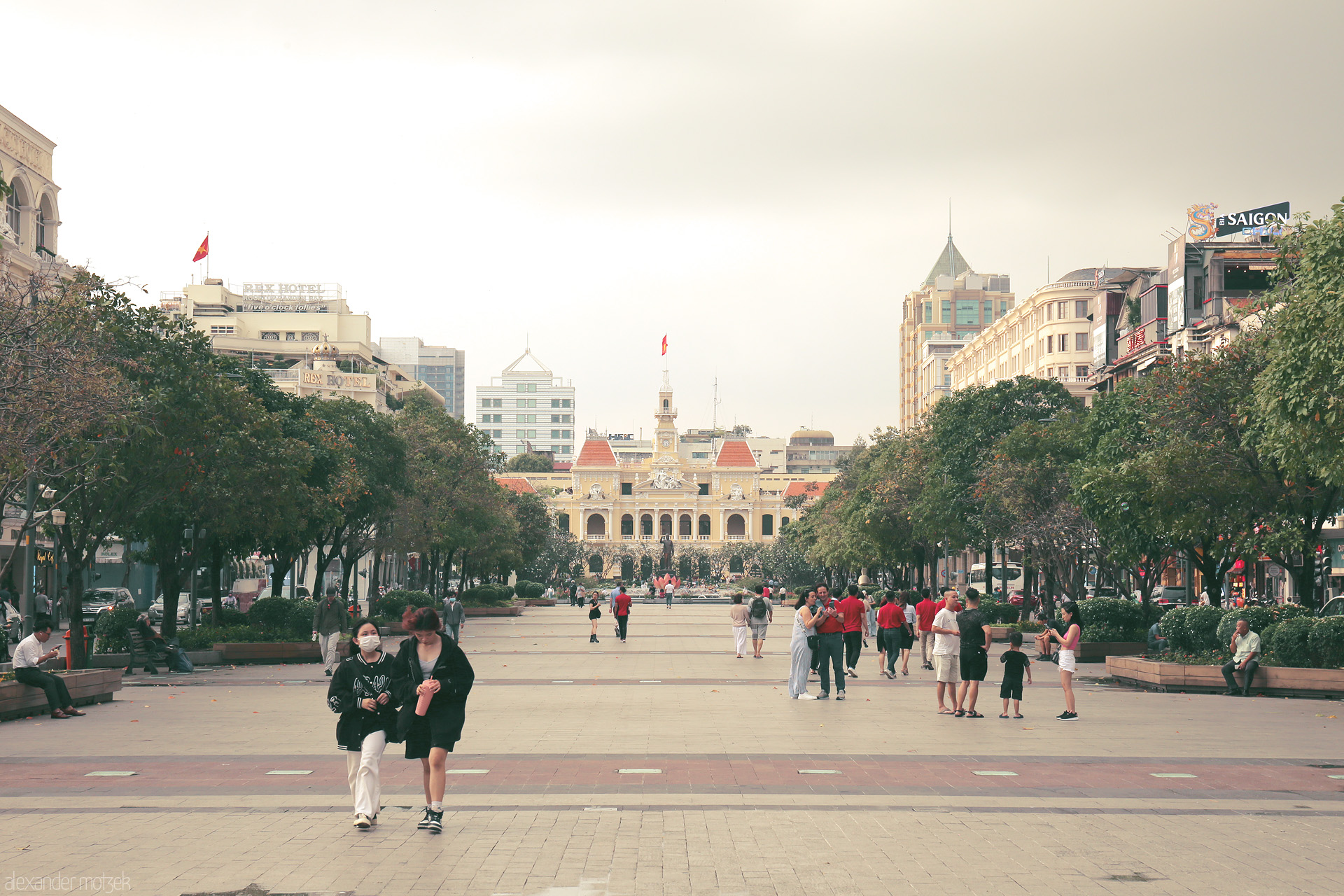 City of Dragon Veins Foto von Morning strolls on Nguyen Hue, Saigon, with the iconic City Hall watching over the city’s daily rhythm.