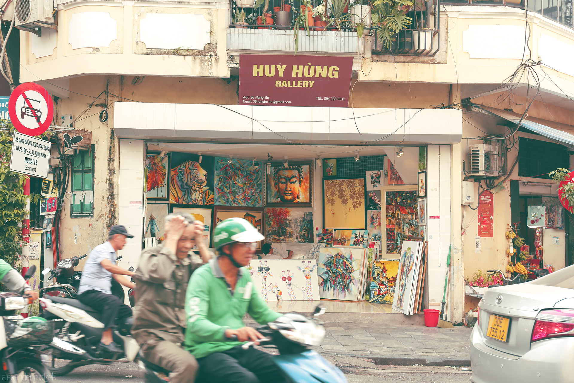 Bac Street Brushstrokes Foto von Motorbikes blur by Huy Hùng Gallery, its vibrant paintings illuminating the everyday bustle of Hàng Bạc, Hanoi.