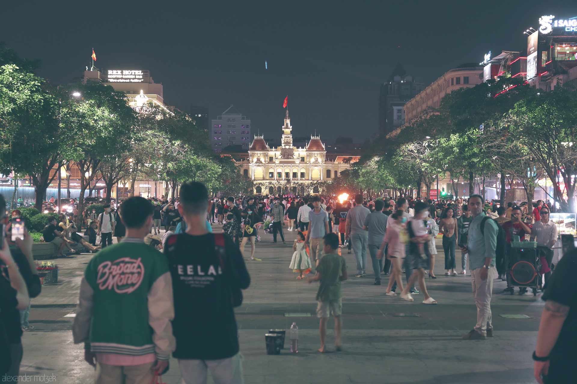 Midnight on Nguyen Hue Foto von Nguyen Hue Walking Street buzzes at night beneath Saigon’s City Hall, alive with laughter, lights, and the heart of Ho Chi Minh City.