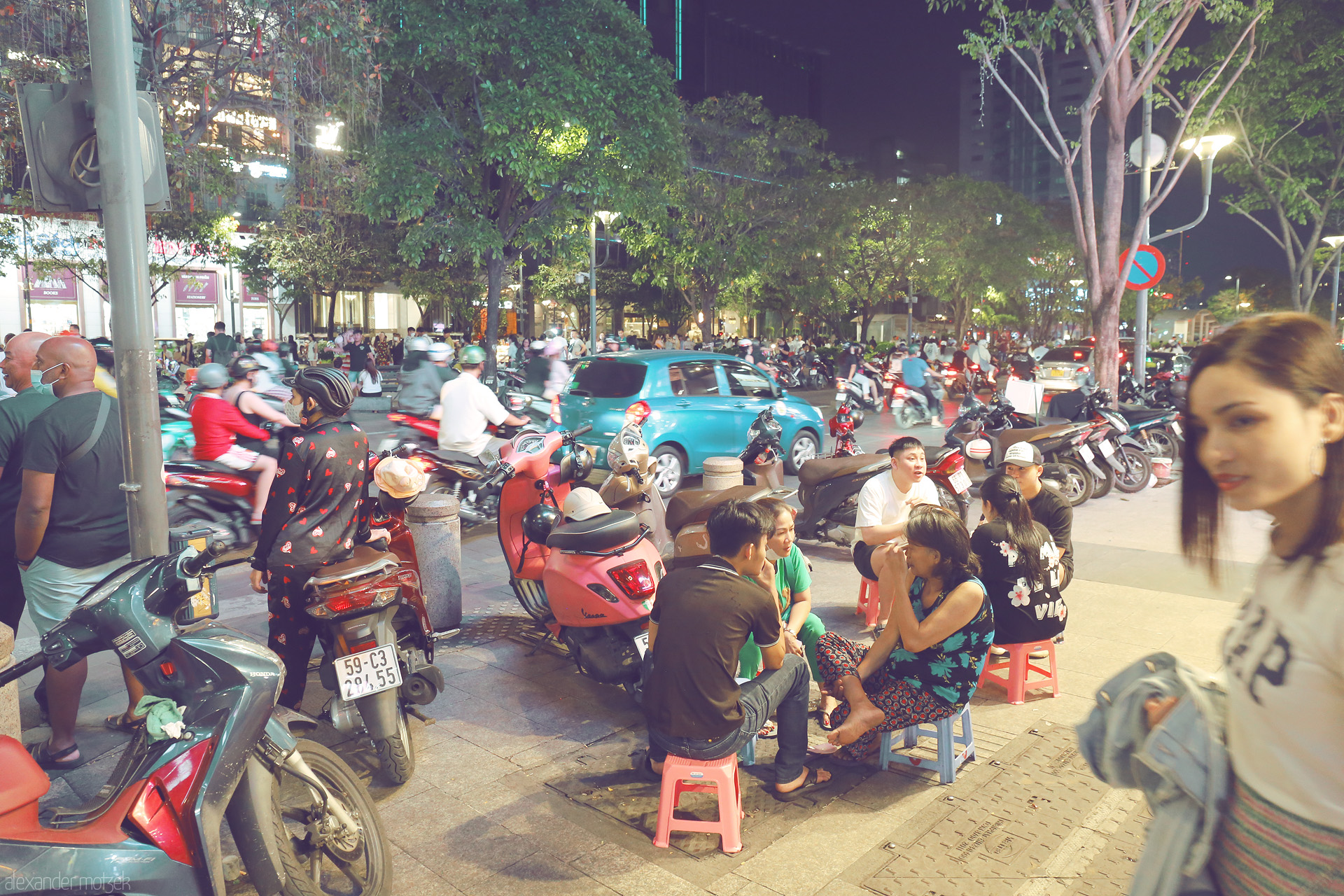 Dem Xe & Dòi Foto von Nightlife buzz: locals on tiny stools, scooters whir by under Saigon’s trees. A true Ho Chi Minh City street moment.