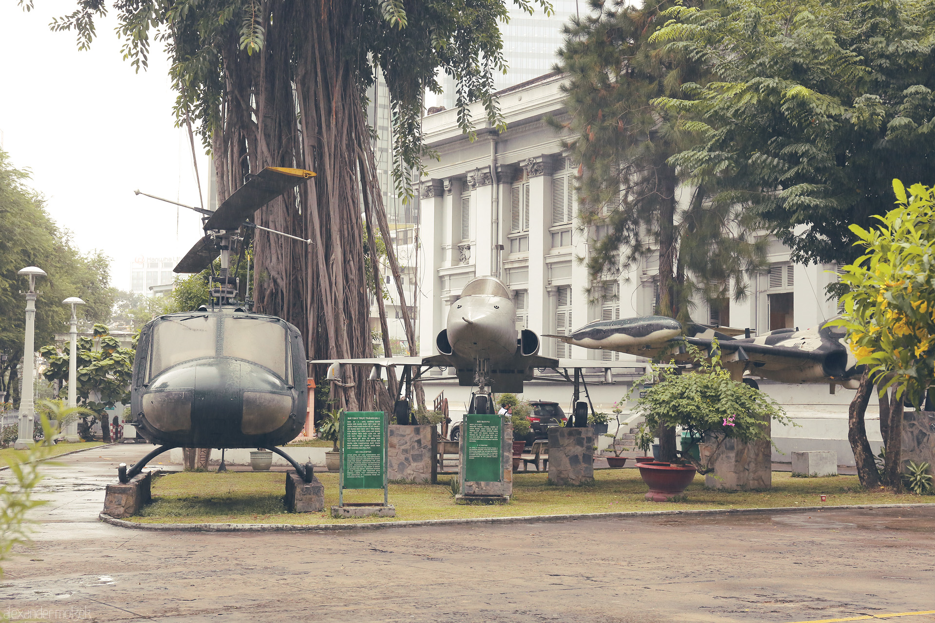 Steel Spirits of Nam Foto von Retired war relics and lush banyans stand sentinel at the War Remnants Museum, Ho Chi Minh City, Vietnam.