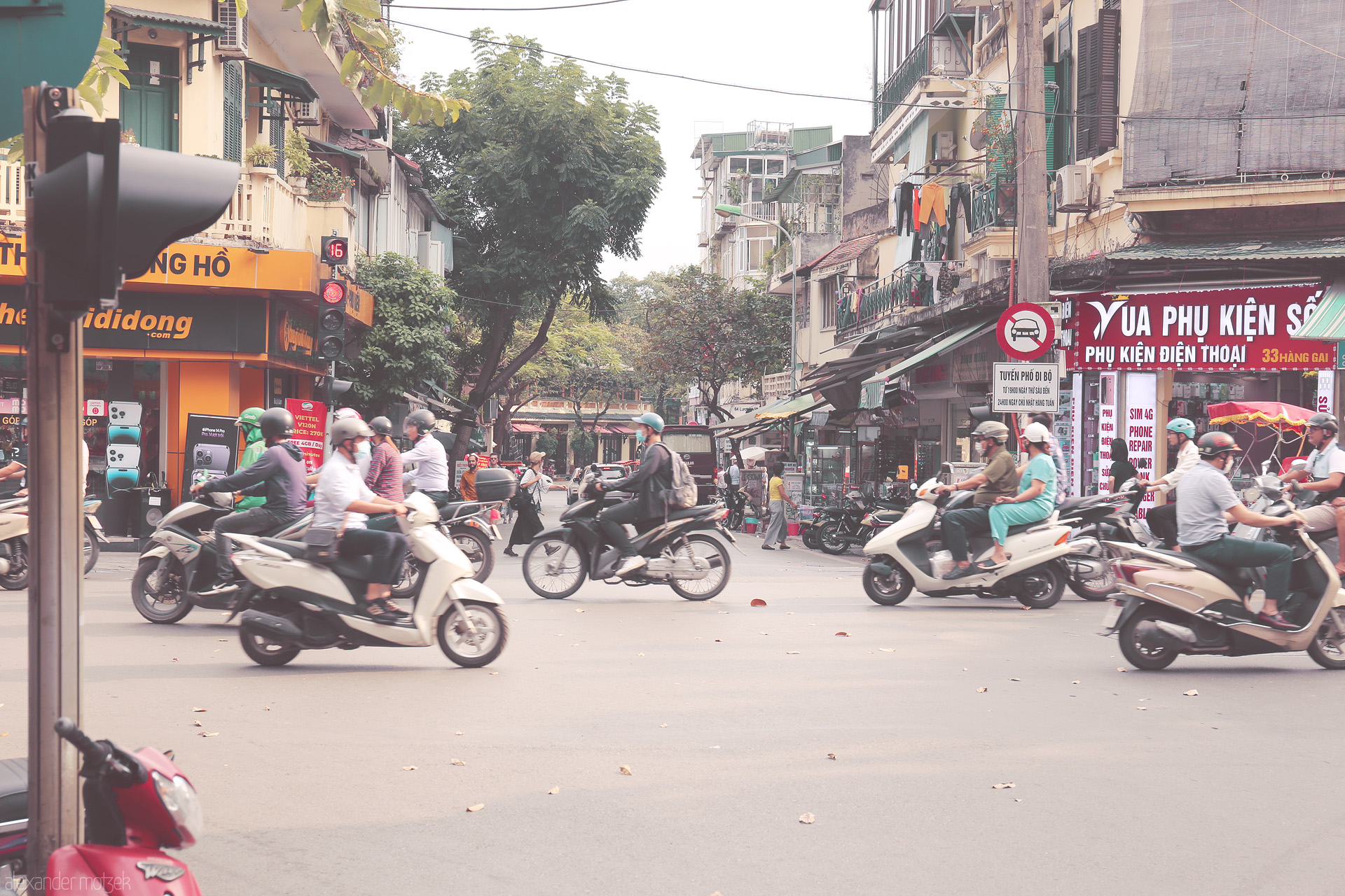 Old Quarter Flow Foto von Scooters weave through the storied streets of Phuong Hàng Dào, Hanoi—life in motion in the heart of Viet Nam's Old Quarter.