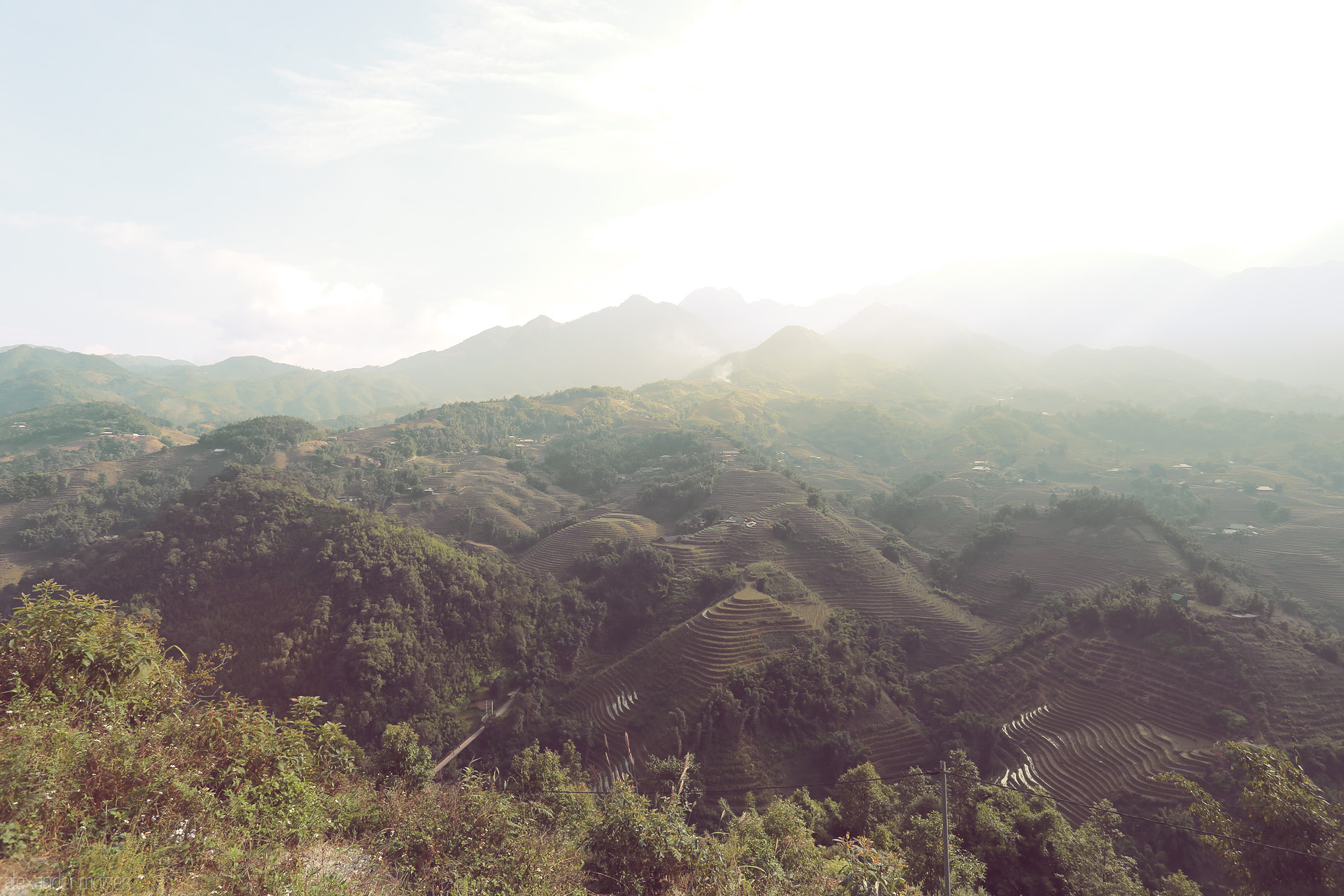 Soul of Sapa Foto von Sunlight bathes Sapa’s cascading rice terraces and misty mountains in a dreamlike, emerald glow—nature’s poetry in northern Vietnam.