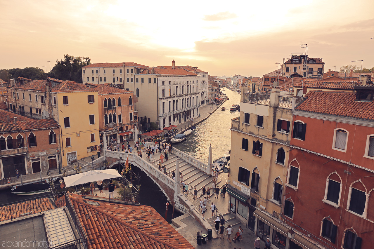 Canali Al Tramonto Foto von Warm sunset over Venice's bustling canals and terracotta rooftops, encapsulating the essence of Italy.