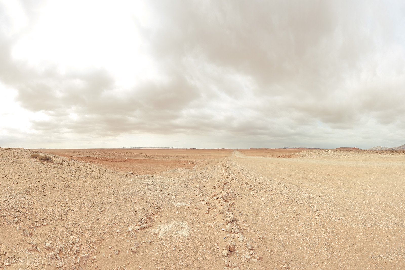 Khomas Unending Path Foto von While traveling the sparsely populated Khomas region of Namibia, no signs of human