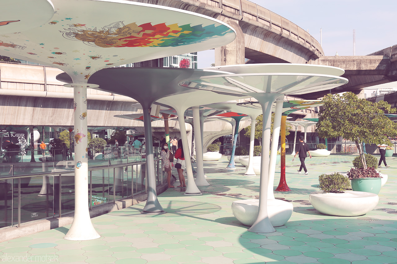 Bangkok Sky Blossom Foto von Whimsical art adorns Pathum Wan's vibrant skywalk, blending urban life with creative expression in Bangkok, Thailand.