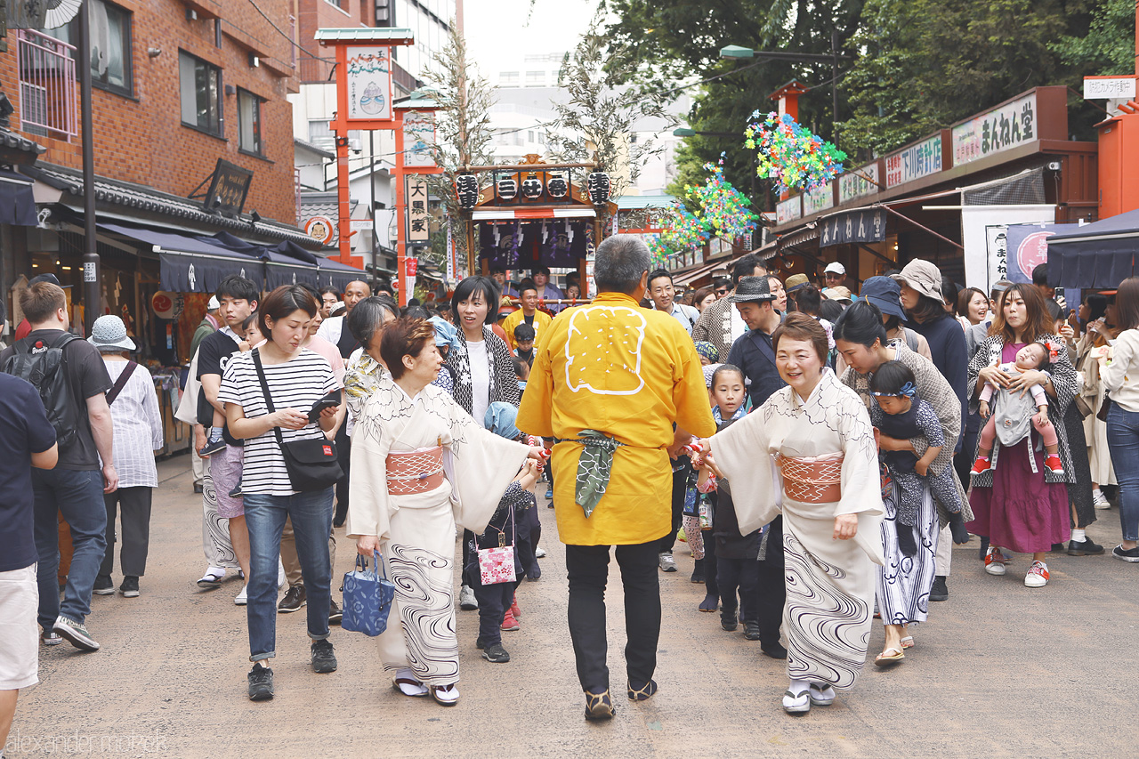 Sanja Matsuri Foto von Zwei Frauen im traditionellem Gewand auf dem Umzug zu Sanja Matsuri
